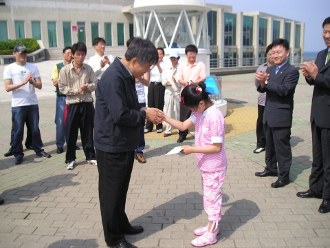 갱생보호대상자 자녀에게 장학금 전달장면