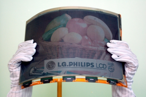 LG.Philips LCD가 세계 최초로 A4용지 크기의 컬러 플렉시블 전자종이(E-Paper)를 개발했다.