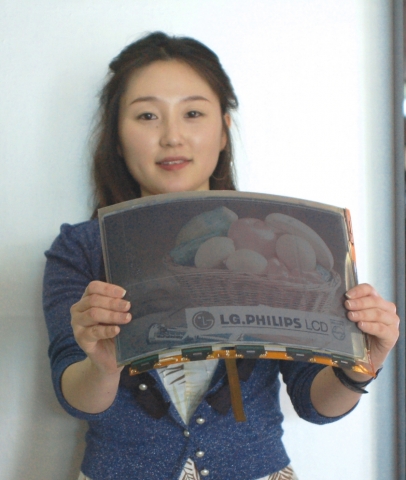 LG.Philips LCD가 세계 최초로 A4용지 크기의 컬러 플렉시블 전자종이(E-Paper)를 개발했다.