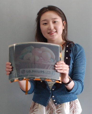 LG.Philips LCD가 세계 최초로 A4용지 크기의 컬러 플렉시블 전자종이(E-Paper)를 개발했다.