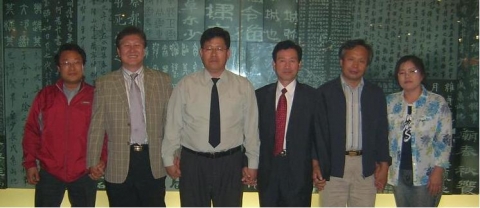 좌로부터 박인과 창조문학신문 발행인, 홍병우 작가, 박민철 한국문학정신 발행인, 함윤용 사무국장, 정선교 소설가, 하얀카라 조직국장