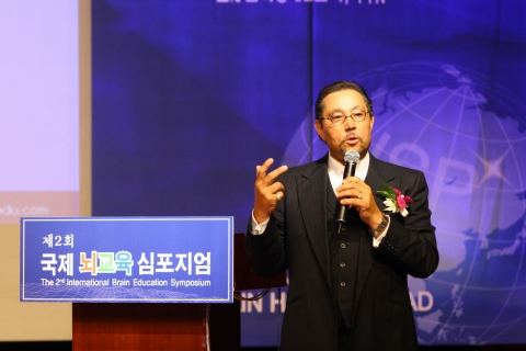 제2회 국제뇌교육심포지엄 특별강연에서 워링턴 S.파커 박사가 ‘미국에서의 뇌교육- 아이들의 두뇌의 힘을 키웁시다’를 주제로 미국에서 주목받고 있는 뇌교육의 현황과 가치에 대해 강연을 하고 있다.