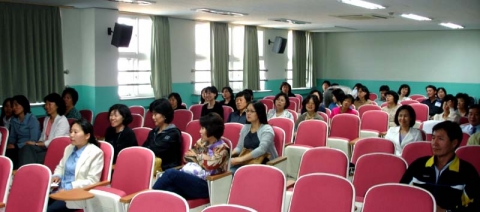 구산중학교 교직원들과 학부모들의 강의 경청 사진