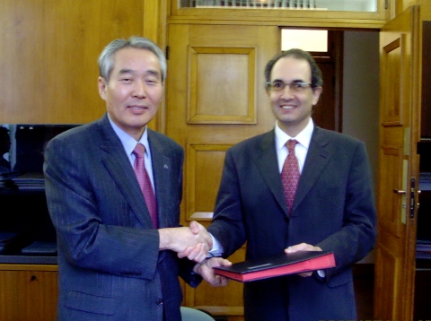 경상대학교 조무제 총장과 프랑스 엑스 마르세이유3대학 Philippe TCHAMITCHIAN 총장이 5월 3일(현지시각) 양 대학간의 학술교류 협정서에 서명을 한 뒤 악수하고 있다