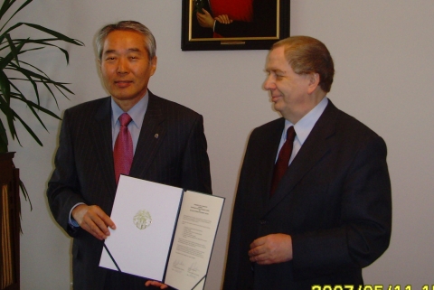 경상대학교 조무제 총장과 폴란드 니콜라스코페르니쿠스 대학 Andrzej Jamiokowski 총장과 학술교류 협정서에 서명한 뒤 기념촬영을 하고 있다. 