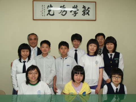 경상대학교 사범대학 부설중학교 교직원들로 구성된 ‘솔빛장학회’(회장 박문형 교감)가 스승의 날을 앞둔 14일 오후 재학생 9명에게 장학금을 전달했다. 사진 왼쪽 뒤편이 박승복 교장