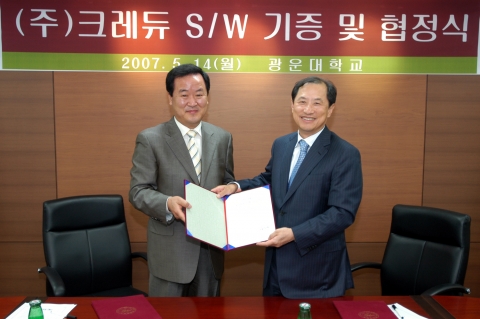 (좌측으로부터) 크레듀 김영순 대표, 광운대학교 이상철 총장