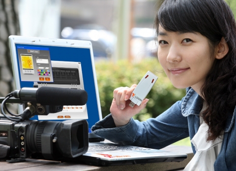 5월16일 세계 최초 핸드셋 기반 HSDPA 서비스 상용화 1주년을 맞은 SK텔레콤은 대용량 데이터 전송이 가능한  HSUPA 네트워크를 09년까지 전국으로 확대한다.