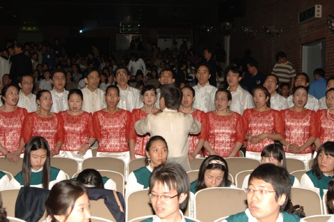 서울의대 가톨릭 교수회와 학생회로 구성되어 매주 일요일 외국인노동자들에게 무료진료를 해 온 라파엘클리닉이 5월 13일 창립 10주년을 맞아 기념식을 가졌다.