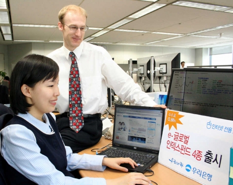 우리은행(은행장 朴海春, www.wooribank.com)은 16일 은행권 최저수준의 수수료로 미국 등 세계 주요 국가의 주가지수에 투자하는 인터넷전용 인덱스펀드인 “e-글로벌 인