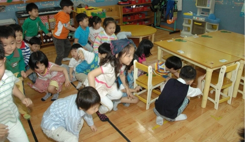 사직어린이집(종로구 소재) 어린이들이 지진대비 시범훈련에 참여하고 있다.