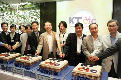 KT 남중수 사장(왼쪽에서 여섯번째)과 임직원들이 고객가치혁신센터(CVIC) 개소를 축하하며 케이크 커팅을 하고 있다.