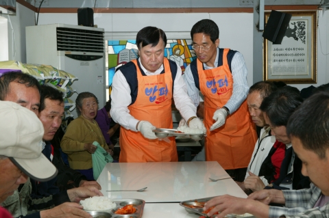 한국전력은 노사합동으로 5.15(화) 10시30분부터 다일복지재단 밥퍼운동본부(동대문구 전농동 소재)에서 무료배식 봉사활동을 펼쳤다.
좌 이원걸 사장, 우 김주영 노조 위원장 