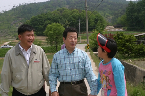 LS산전 김정만 부회장(사진 가운데)과 이해관 노동조합 위원장(사진 왼쪽)이 장애우와 산책하고 있다.