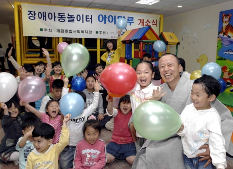 16일, 현대·기아차 그룹의 후원으로 부산 진구 ‘개금종합사회복지관’ 내에서 운영에 들어간 장애아동 전문 실내놀이터 ‘아이마루’에서 복지관 운영위원장 정현 스님과 장애아동 및 인근
