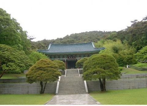 현충사 본전 전경
