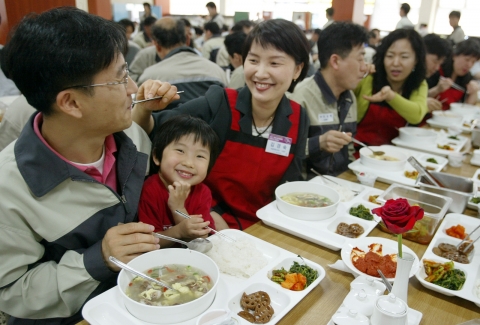 GM DAEWOO가 5월 가정의 달을 맞아 17일 부평공장에서 개최한 &#039;직원 부인 초청 행사&#039;에서 직원부인들이 남편들에게 점심을 먹여주며 가족의 사랑을 느끼는 즐거운 시간을 보내고 있다. 이날 행사에 GM DAEWOO는 300여명의 직원 부인들을 부평공장으로 초청했으며 경영현황 설명회, 신차 관람, 탤런트 전원주의 &#039;알뜰 살림법&#039; 특강, 남편의 사랑 고백 영상 편지 등 다채로운 이벤트를 마련했다.