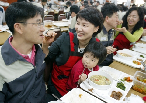 GM DAEWOO가 5월 가정의 달을 맞아 17일 부평공장에서 개최한 &#039;직원 부인 초청 행사&#039;에서 직원부인들이 남편들에게 점심을 먹여주며 가족의 사랑을 느끼는 즐거운 시간을 보내고 있다. 이날 행사에 GM DAEWOO는 300여명의 직원 부인들을 부평공장으로 초청했으며 경영현황 설명회, 신차 관람, 탤런트 전원주의 &#039;알뜰 살림법&#039; 특강, 남편의 사랑 고백 영상 편지 등 다채로운 이벤트를 마련했다.
