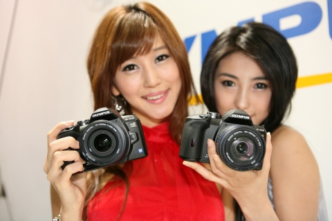 올림푸스한국은 작고 슬림한 사이즈에 전문가급 성능을 자랑하는 보급형 DSLR 카메라인 E-510을 선보였다.