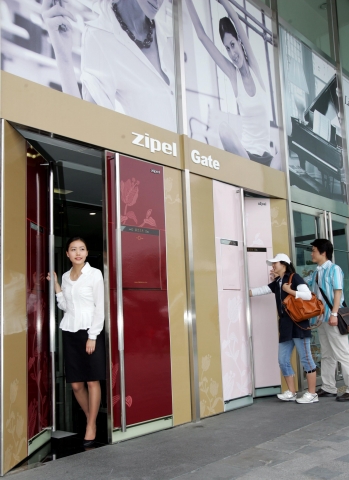 5월 20일, 용산 현대 아이파크몰에서 열린 <지펠 게이트 페스티벌>에서 방문객들이 지펠 모형으로 꾸며진 출입문을 통과하며 즐거워하고 있다.