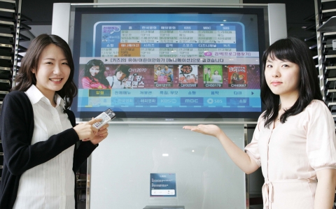 하나로텔레콤은 <하나TV> 이용고객의 편의성을 높이기 위해 사용자 이용환경(User Interface : UI)과 프로그램 검색 등 서비스 기능을 대폭 개선했다. 하나로텔레콤 직원들이 새로워진 <하나TV> 화면을 소개하고 있다.