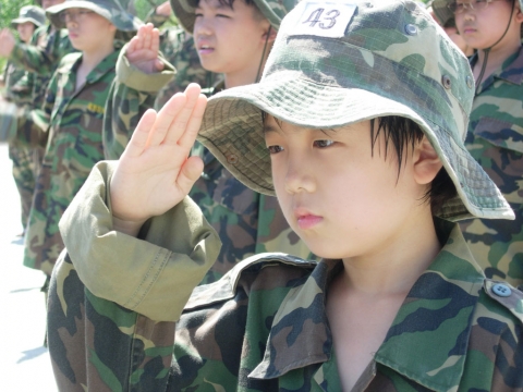 지난해 여름방학에 해병대캠프에 참가한 초등학생이 거수경례를 하고있다.