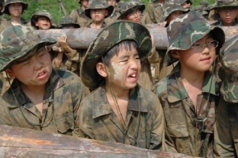 해병대캠프에 참가한 초등학생들이 목봉체조로 얼차려를 받고있다.