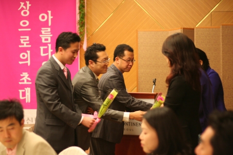 신한카드, 남녀직원 32명 미팅 이벤트 실시