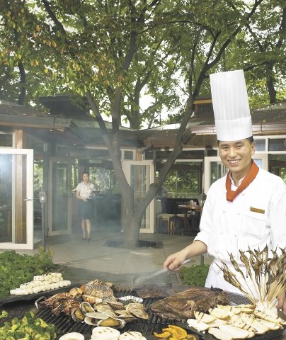 메이필드호텔(www.mayfield.co.kr) 한식당 낙원의 야외 `셰프 바비큐(Chef’s BBQ)’는 새로운 세트메뉴를 선보인다.