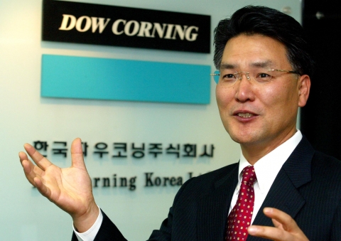 다우코닝의 기술정보센타 (TIC) 설립의의를 설명하는 한국다우코닝조달호사장