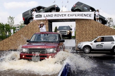 도심 속에서 오프로드의 스릴을 체험해 볼 수 있는‘랜드로버 익스피어리언스(Land Rover Experience)’가 서울 행사를 시작으로 성황리에 막을 올렸다. 