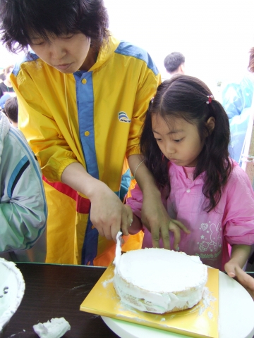 순천우리밀축제에서 우리밀 케익을 예쁘게 데코레이션하고 있는 엄마와 아이
