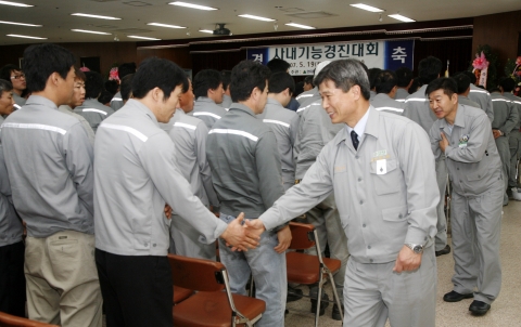 현대중공업에서 처음 열린 사내기능대회에서 참가자들이 열띤 경쟁을 펼치고 있다.