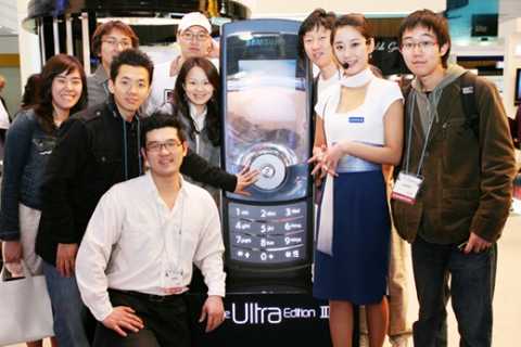 지난 4월 코엑스에서 개최된 IT종합 전시회 KIS(Korea IT Show) 2007을 참관한 '애니콜 드리머즈'들이 전시회와 제품들에 대한 평가를 마치고 울트