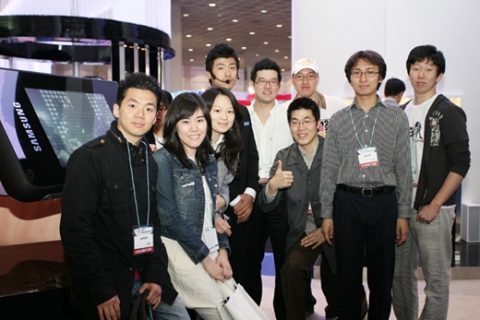 지난 4월 코엑스에서 개최된 IT종합 전시회 KIS(Korea IT Show) 2007을 참관한 '애니콜 드리머즈'들이 전시회와 제품들에 대한 평가를 마치고 울트