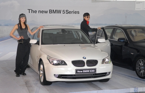 BMW 코리아는 22일 오전 BMW 삼성 전시장에서 &#039;BMW 뉴 5시리즈&#039;를 국내 첫 공개하였다.