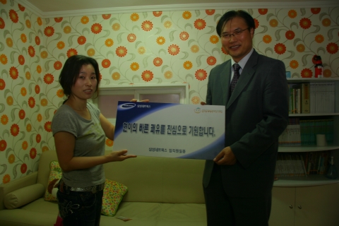 삼성네트웍스(사장 박양규, www.samsungnetworks.co.kr)는 22일 한국백혈병어린이재단에서 소아암 환아인 신현(9)양 가족과 당사 관계자 등이 참석한 가운데 후원금