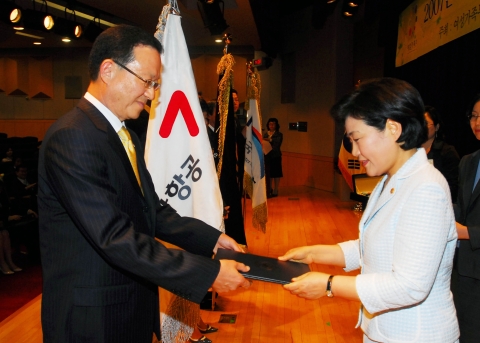 아시아나항공 윤영두 부사장(좌측)이 여성가족부 장하진 장관(우측)으로부터 2007년 가족친화 우수기업 대통령 표창을 받고 있다.
