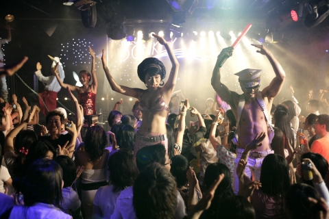 브로드웨이 클럽 뮤지컬 ‘동키쇼’공연 장면 - 공연 전후로 클럽 문화를 즐길 수 있는 새로운 공연  / 대학로 동키쇼 전용홀,  6월 30일까지 (시즌1)