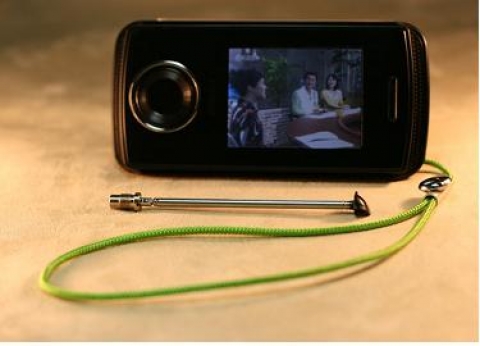 지상파 DMB 폰에 부착된 악세사리 DMB Antenna