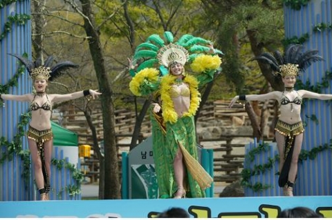 환상의 월드댄스 금번 장미축제에는 프랑스, 스페인 등 세계 17개국의 「환상의 월드댄스」가 펼쳐지게 된다
