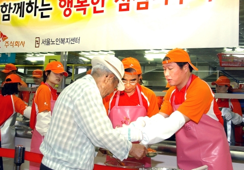 최태원 회장(사진 제일 오른쪽)과 신헌철 SK(주) 사장(사진 오른쪽에서 두 번째) 등 임직원이 23일 서울 종로구 서울노인복지센터에서 서울/경기지역 소외계층 노인 2000여명에게
