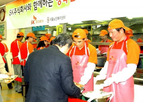 최태원 회장(사진 제일 오른쪽)과 신헌철 SK(주) 사장(사진 오른쪽에서 두 번째) 등 임직원이 23일 서울 종로구 서울노인복지센터에서 서울/경기지역 소외계층 노인 2000여명에게