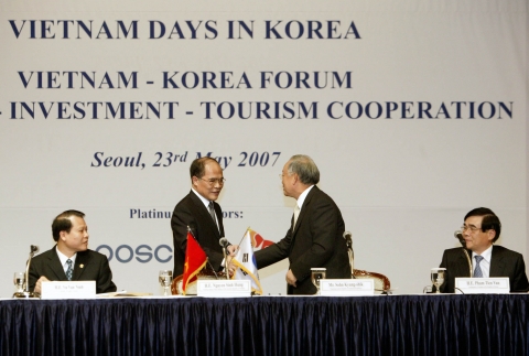 손경식 대한상공회의소 회장(오른쪽)이 23일 소공동 롯데호텔에서 가진 '한국-베트남 무역.투자.관광 협력 포럼'에서 축사를 마치고 내려온 응웬 신 흥 베트남 수석