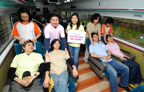 한국존슨앤드존슨 창립24주년을 맞아 진행된 테마기차여행에서 최승한 대표이사(왼쪽 두 번째)와 문영득 상무(오른쪽 두 번째)가 직원들에게 직접 마사지를 해주고 있다.