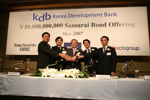 2007. 5. 24 오전 11시  동경 그랜드하이얏트호텔에서 열린 사무라이 본드 서명식에서 사진 왼쪽부터 다이와증권 모리 전무이사   Mr. Mori, Senior Managin