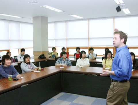 Seth Burgess교수가 Culture Presentation을 진행해 학생들로부터 좋은 반응을 얻고 있다