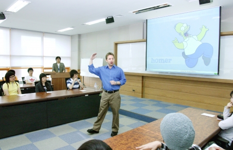 Seth Burgess교수가 Culture Presentation을 진행해 학생들로부터 좋은 반응을 얻고 있다