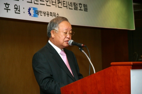 손경식 대한상공회의소 한국유통물류진흥원 이사장이 25일 그랜드인터컨티넨탈호텔에서 개최된 'RFID 리더스그룹 제3차 회의'에서 인사말을 하고 있다. 