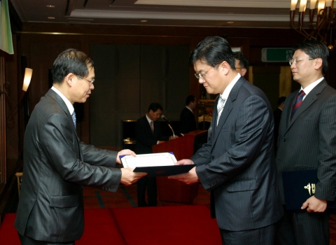 (주)리테일테크 안재명 대표이사가 25일 그랜드인터컨티넨탈호텔에서 개최된 'RFID 산업화대상'에서 산업자원부 표창을 받고 있다. 시상자는 김용근 산업자원부 산업